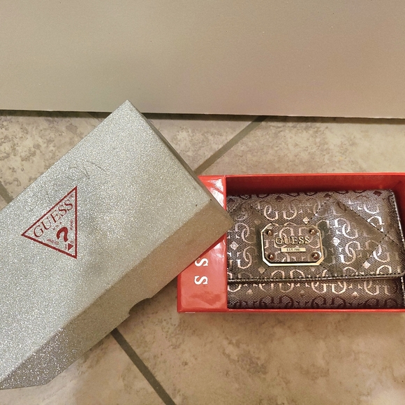 New in box Guess wallet (pewter/ rose gold color) - Picture 1 of 2